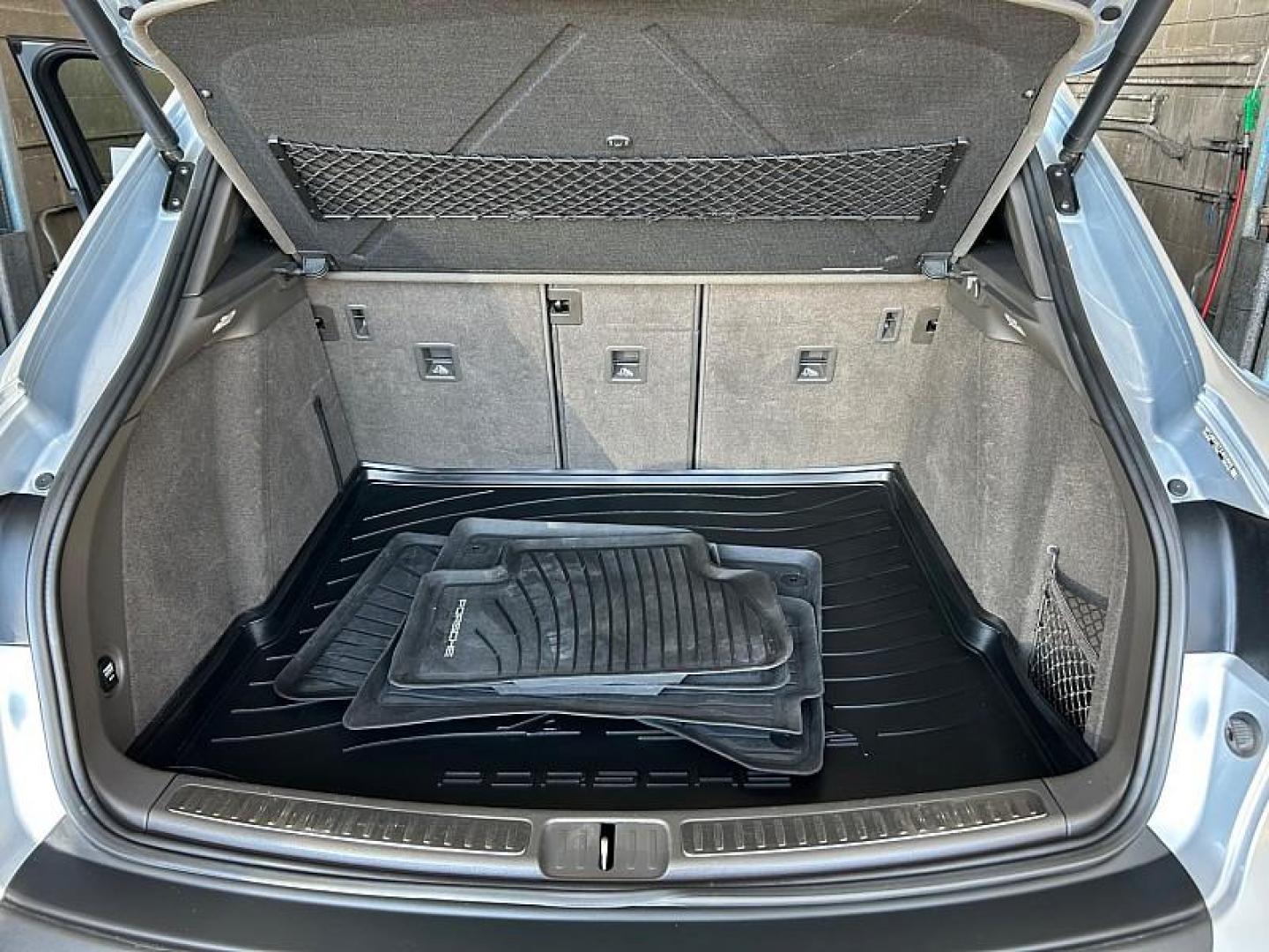 2018 SILVER Porsche Macan (WP1AB2A57JL) with an V6 Twin Turbo 3.0 Liter engine, Auto 7-Spd PDK Dbl-Cltch transmission, located at 412 Auto Vista Drive, Palmdale, CA, 93551, (661) 945-0620, 34.592636, -118.136681 - Photo#29