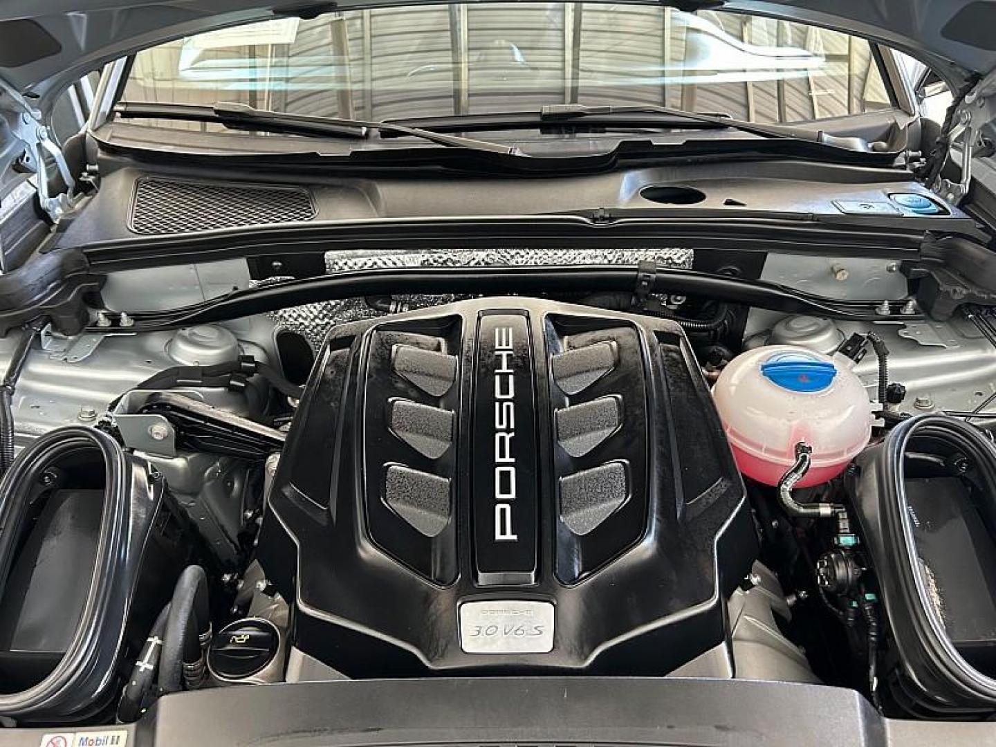 2018 SILVER Porsche Macan (WP1AB2A57JL) with an V6 Twin Turbo 3.0 Liter engine, Auto 7-Spd PDK Dbl-Cltch transmission, located at 412 Auto Vista Drive, Palmdale, CA, 93551, (661) 945-0620, 34.592636, -118.136681 - Photo#30