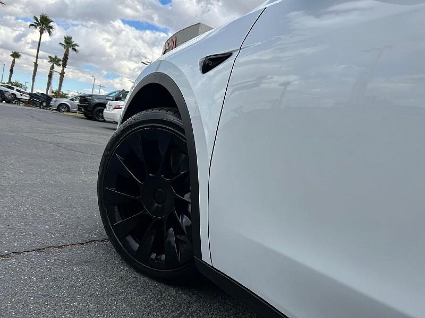 2020 WHITE Tesla Model Y (5YJYGDEE5LF) with an Dual AC Electric Motors engine, Single-Speed Fixed Gear transmission, located at 412 Auto Vista Drive, Palmdale, CA, 93551, (661) 945-0620, 34.592636, -118.136681 - Photo#3