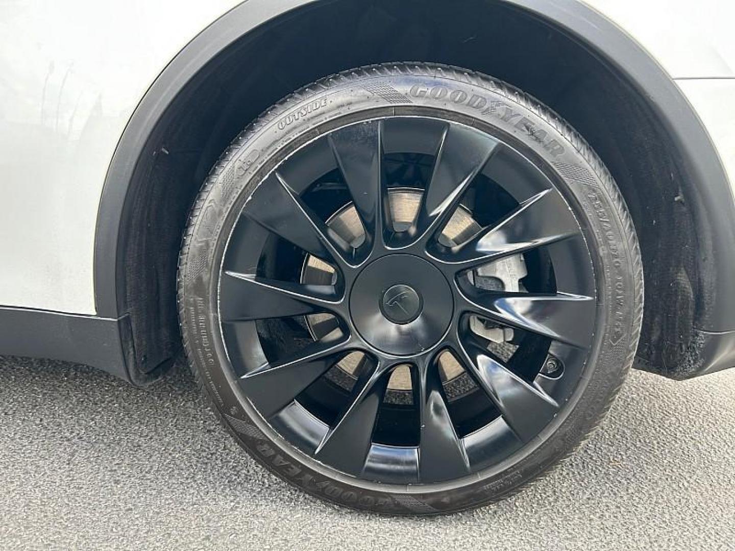 2020 WHITE Tesla Model Y (5YJYGDEE5LF) with an Dual AC Electric Motors engine, Single-Speed Fixed Gear transmission, located at 412 Auto Vista Drive, Palmdale, CA, 93551, (661) 945-0620, 34.592636, -118.136681 - Photo#9