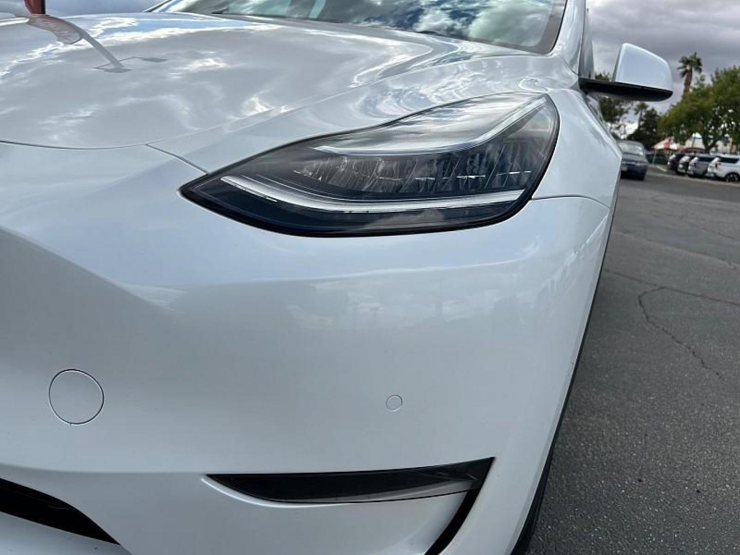 2020 WHITE Tesla Model Y (5YJYGDEE5LF) with an Dual AC Electric Motors engine, Single-Speed Fixed Gear transmission, located at 412 Auto Vista Drive, Palmdale, CA, 93551, (661) 945-0620, 34.592636, -118.136681 - Photo#2