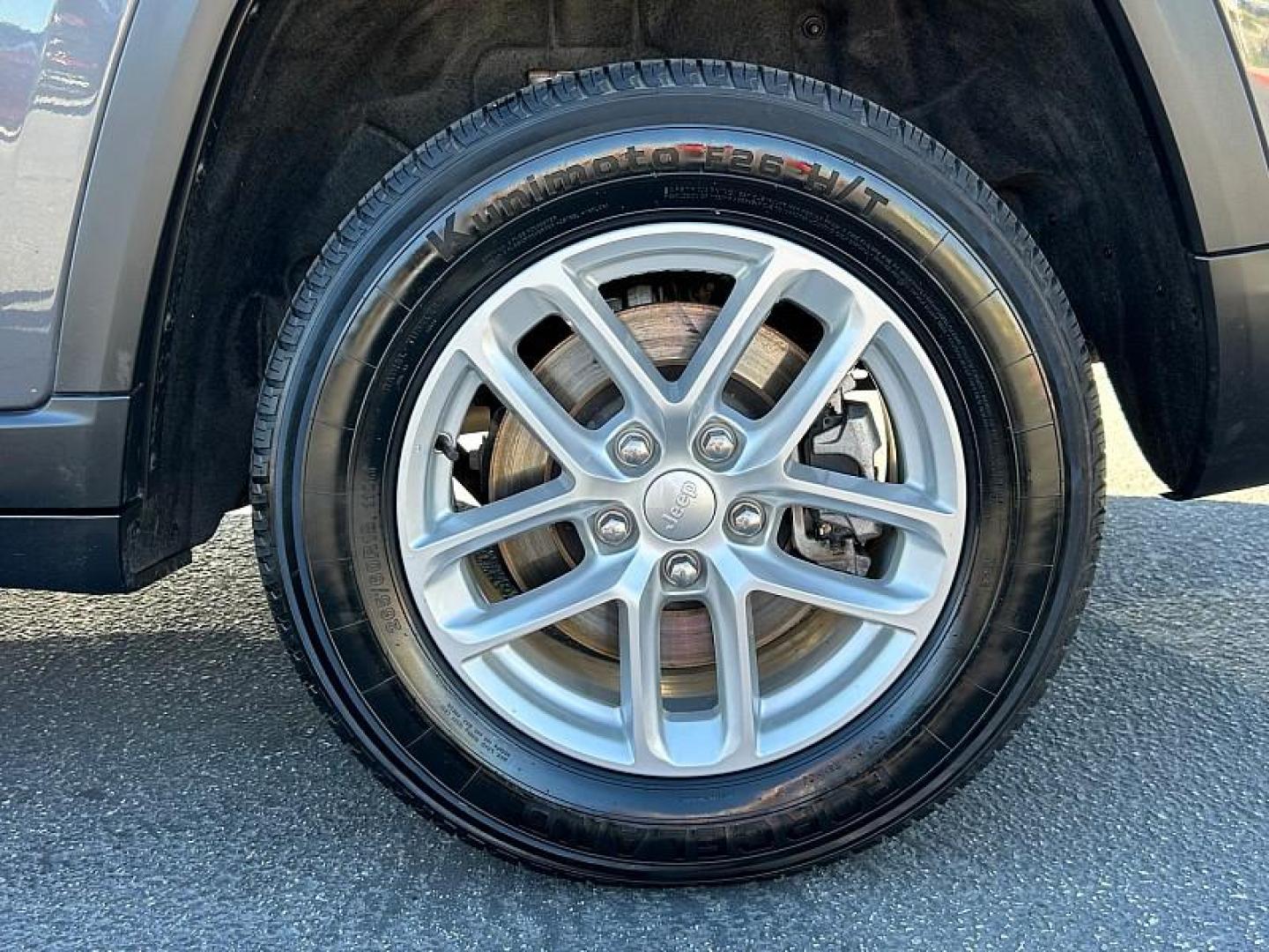 2023 GRAY Jeep Grand Cherokee L (1C4RJKAG2P8) with an V6 VVT 3.6 Liter engine, Automatic 8-Spd transmission, located at 412 Auto Vista Drive, Palmdale, CA, 93551, (661) 945-0620, 34.592636, -118.136681 - Photo#9