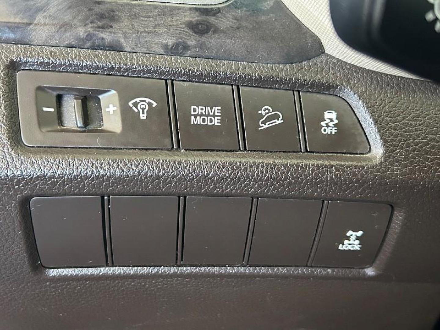 2018 BLUE Hyundai Santa Fe Sport (5XYZTDLB1JG) with an 4-Cyl GDI 2.4 Liter engine, Automatic 6-Spd w/Shiftronic transmission, located at 412 Auto Vista Drive, Palmdale, CA, 93551, (661) 945-0620, 34.592636, -118.136681 - Photo#23