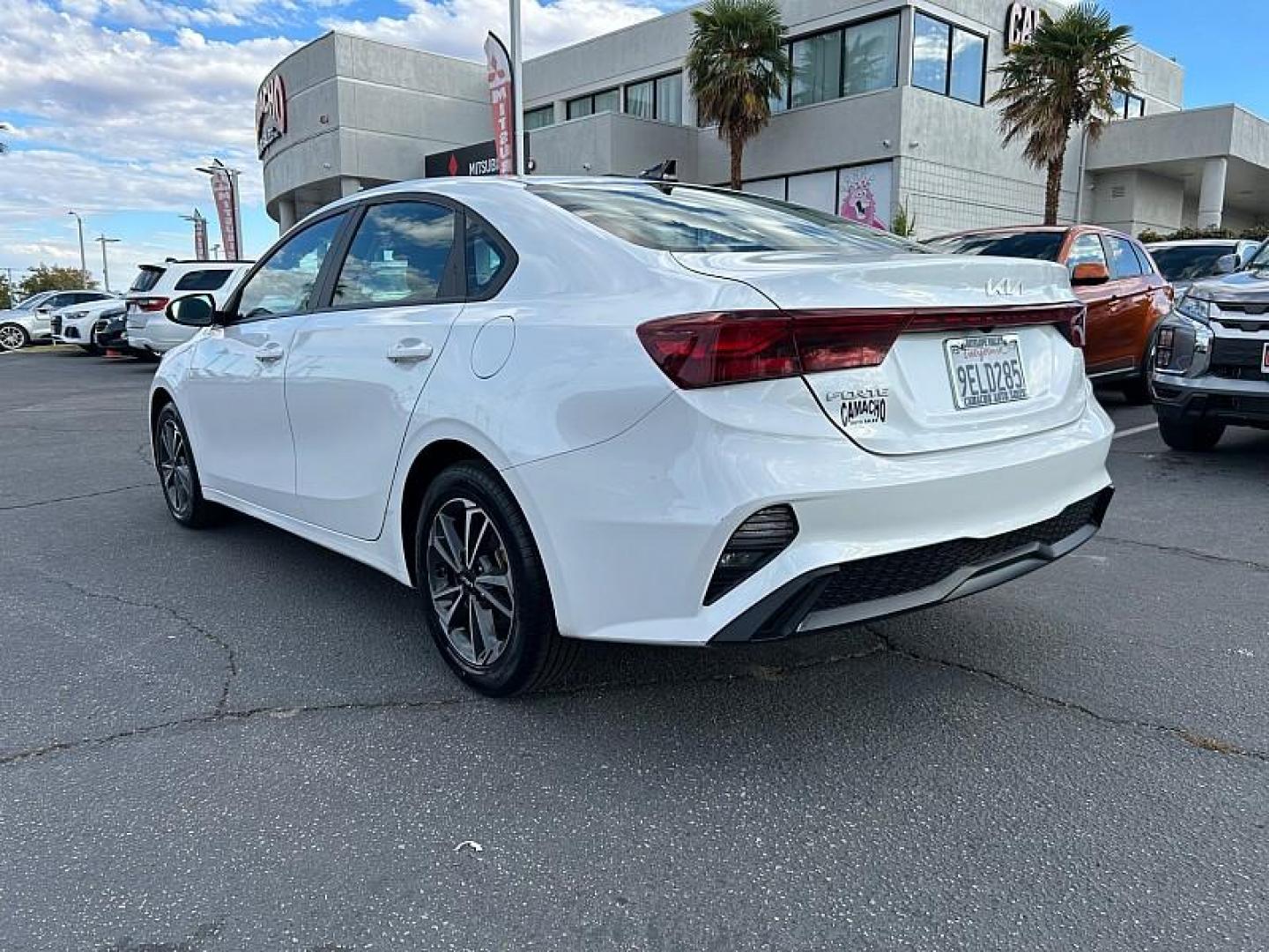 2023 WHITE Kia Forte (3KPF24AD1PE) with an 4-Cyl 2.0 Liter engine, Automatic IVT transmission, located at 412 Auto Vista Drive, Palmdale, CA, 93551, (661) 945-0620, 34.592636, -118.136681 - Photo#4