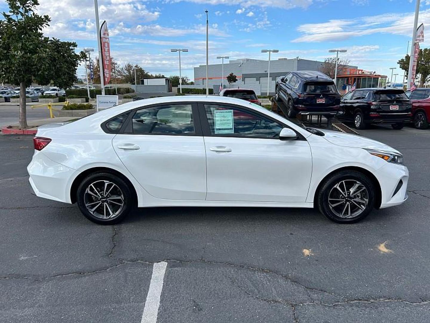 2023 WHITE Kia Forte (3KPF24AD1PE) with an 4-Cyl 2.0 Liter engine, Automatic IVT transmission, located at 412 Auto Vista Drive, Palmdale, CA, 93551, (661) 945-0620, 34.592636, -118.136681 - Photo#7