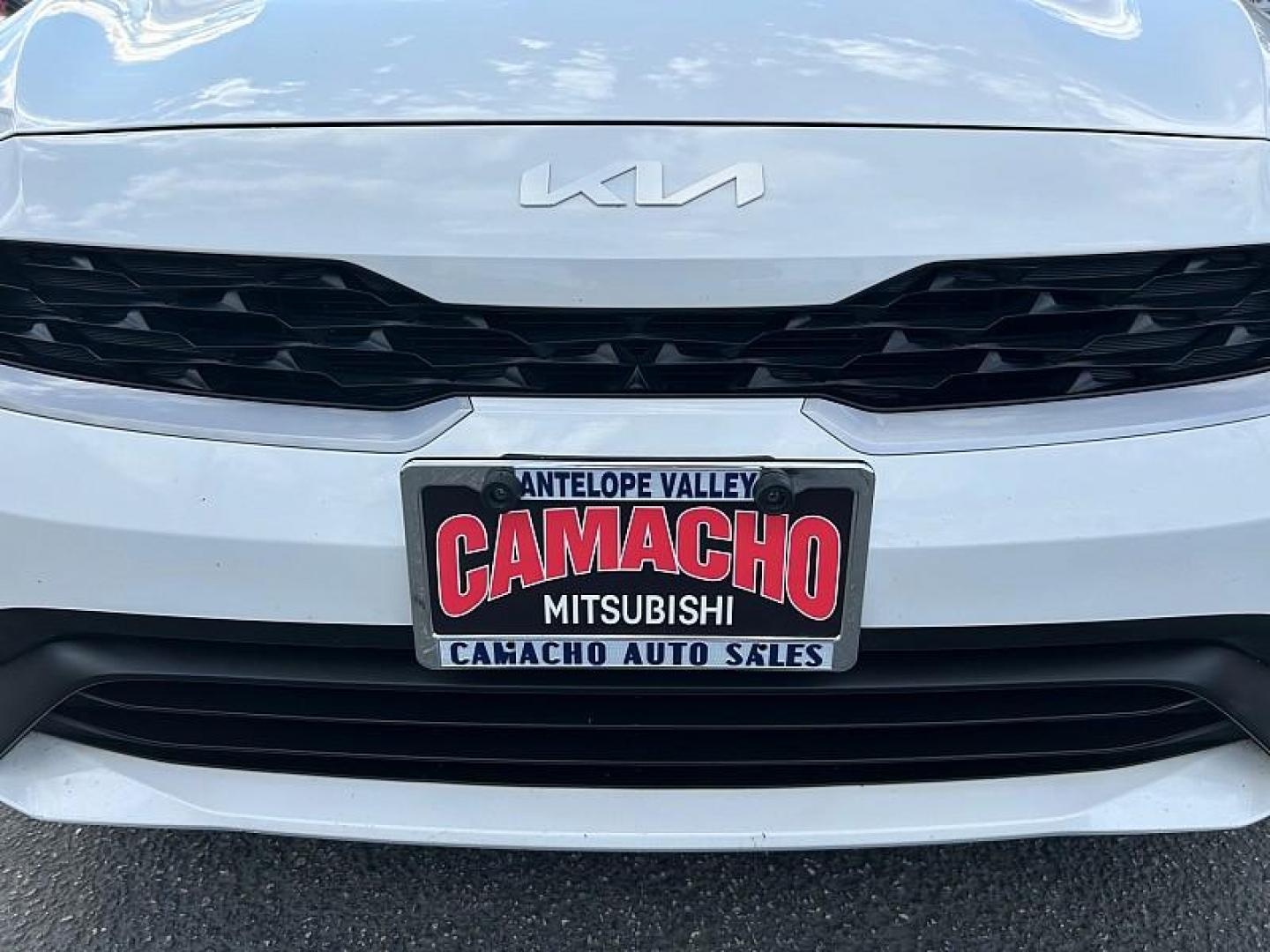 2023 WHITE Kia Forte (3KPF24AD1PE) with an 4-Cyl 2.0 Liter engine, Automatic IVT transmission, located at 412 Auto Vista Drive, Palmdale, CA, 93551, (661) 945-0620, 34.592636, -118.136681 - Photo#8