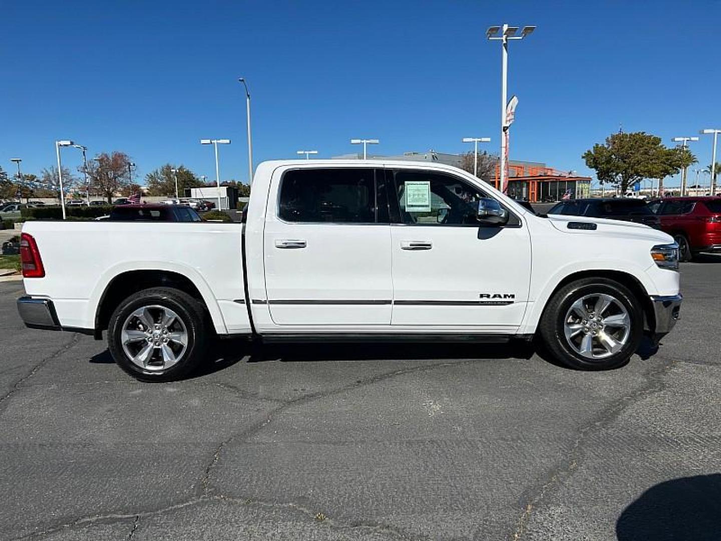 2022 WHITE Ram 1500 4WD (1C6SRFHT1NN) with an V8 HEMI 5.7 Liter engine, Automatic 8-Spd transmission, located at 412 Auto Vista Drive, Palmdale, CA, 93551, (661) 945-0620, 34.592636, -118.136681 - Photo#12