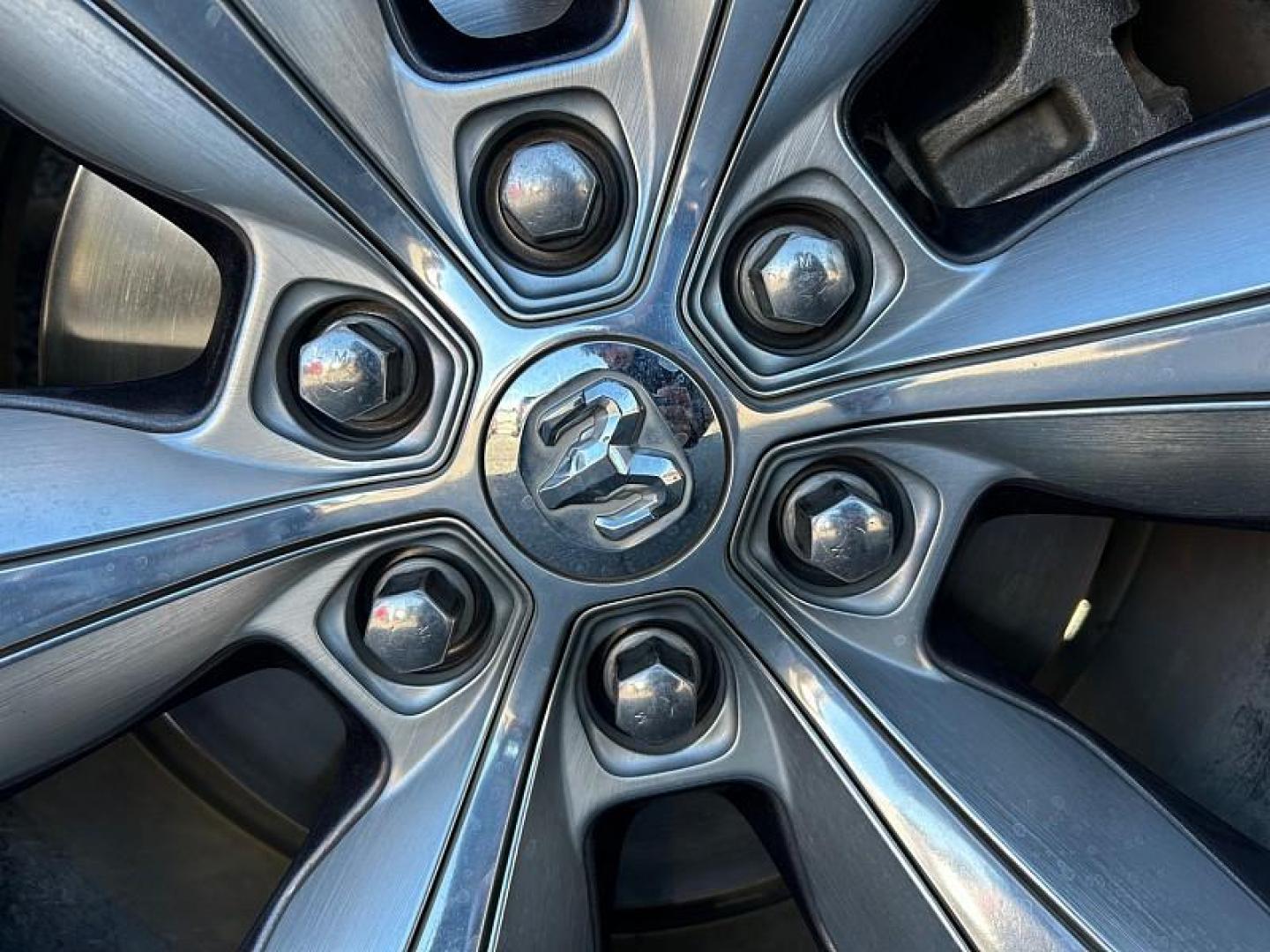 2022 WHITE Ram 1500 4WD (1C6SRFHT1NN) with an V8 HEMI 5.7 Liter engine, Automatic 8-Spd transmission, located at 412 Auto Vista Drive, Palmdale, CA, 93551, (661) 945-0620, 34.592636, -118.136681 - Photo#14