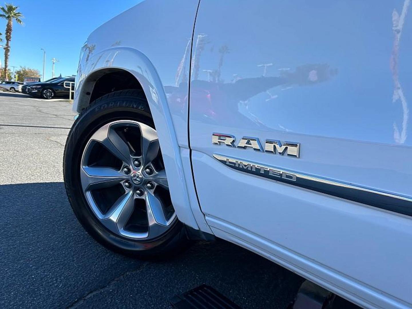 2022 WHITE Ram 1500 4WD (1C6SRFHT1NN) with an V8 HEMI 5.7 Liter engine, Automatic 8-Spd transmission, located at 412 Auto Vista Drive, Palmdale, CA, 93551, (661) 945-0620, 34.592636, -118.136681 - Photo#13