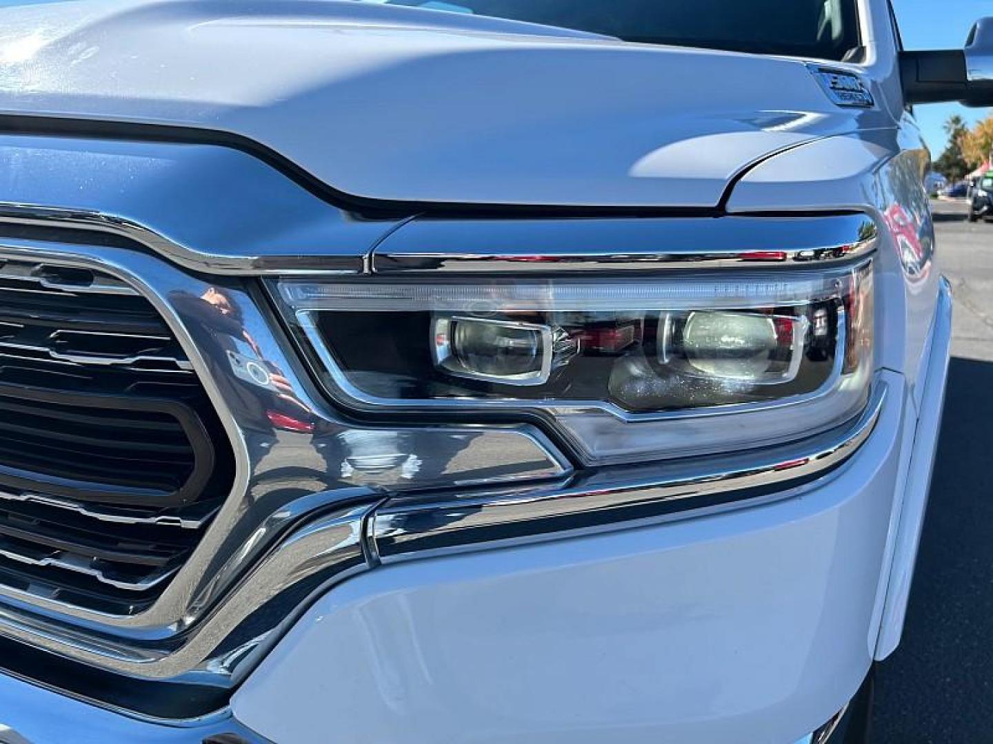 2022 WHITE Ram 1500 4WD (1C6SRFHT1NN) with an V8 HEMI 5.7 Liter engine, Automatic 8-Spd transmission, located at 412 Auto Vista Drive, Palmdale, CA, 93551, (661) 945-0620, 34.592636, -118.136681 - Photo#4