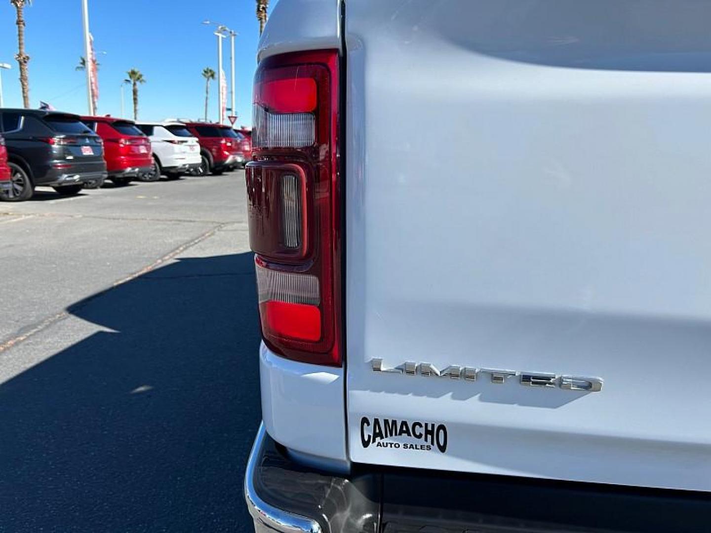 2022 WHITE Ram 1500 4WD (1C6SRFHT1NN) with an V8 HEMI 5.7 Liter engine, Automatic 8-Spd transmission, located at 412 Auto Vista Drive, Palmdale, CA, 93551, (661) 945-0620, 34.592636, -118.136681 - Photo#9