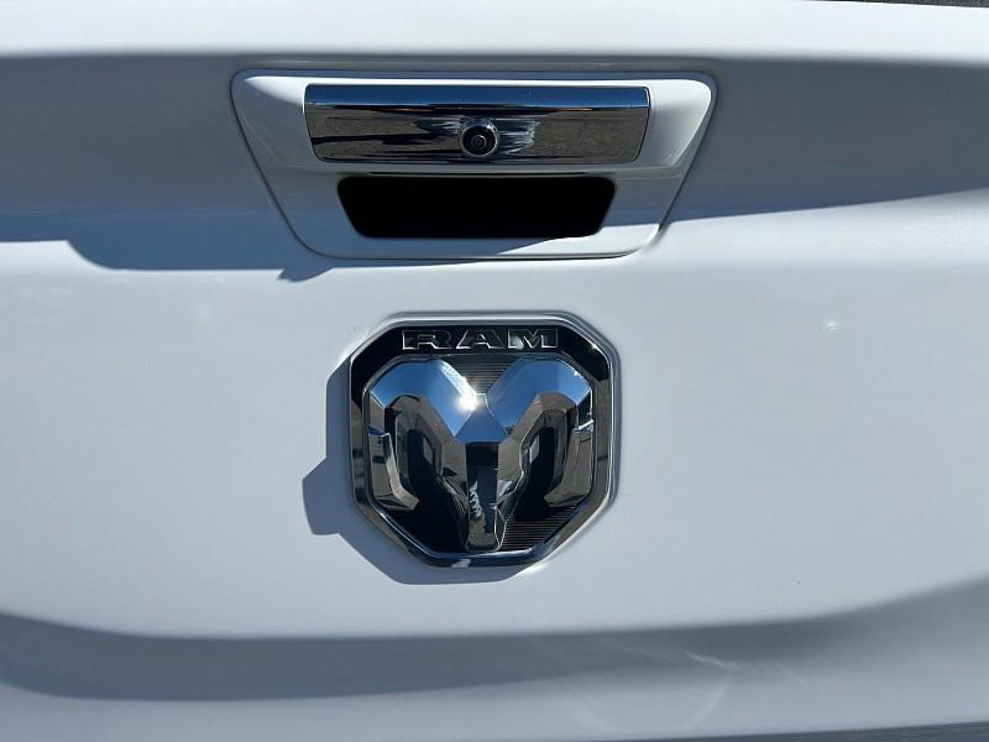 2022 WHITE Ram 1500 4WD (1C6SRFHT1NN) with an V8 HEMI 5.7 Liter engine, Automatic 8-Spd transmission, located at 412 Auto Vista Drive, Palmdale, CA, 93551, (661) 945-0620, 34.592636, -118.136681 - Photo#17