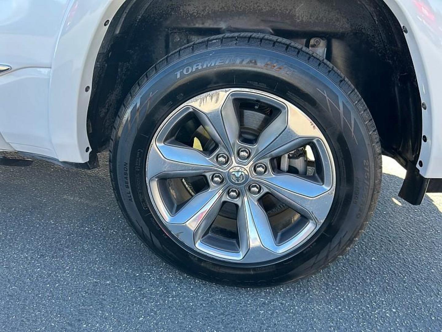 2022 WHITE Ram 1500 4WD (1C6SRFHT1NN) with an V8 HEMI 5.7 Liter engine, Automatic 8-Spd transmission, located at 412 Auto Vista Drive, Palmdale, CA, 93551, (661) 945-0620, 34.592636, -118.136681 - Photo#15