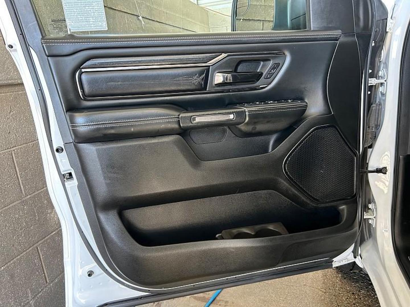 2022 WHITE Ram 1500 4WD (1C6SRFHT1NN) with an V8 HEMI 5.7 Liter engine, Automatic 8-Spd transmission, located at 412 Auto Vista Drive, Palmdale, CA, 93551, (661) 945-0620, 34.592636, -118.136681 - Photo#18