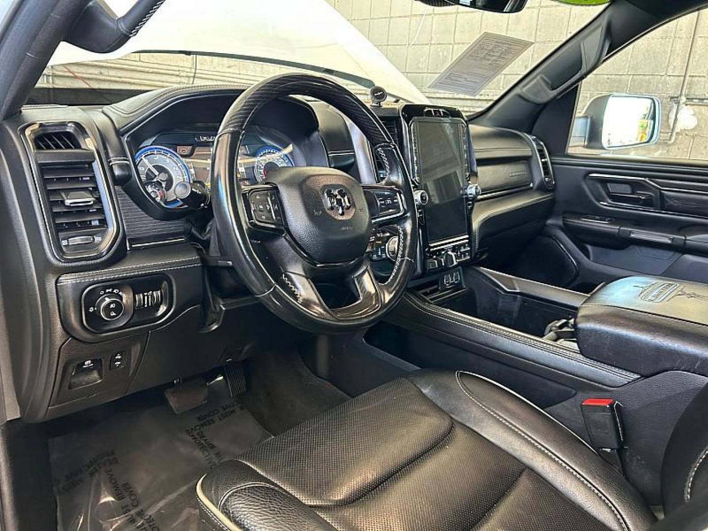 2022 WHITE Ram 1500 4WD (1C6SRFHT1NN) with an V8 HEMI 5.7 Liter engine, Automatic 8-Spd transmission, located at 412 Auto Vista Drive, Palmdale, CA, 93551, (661) 945-0620, 34.592636, -118.136681 - Photo#19