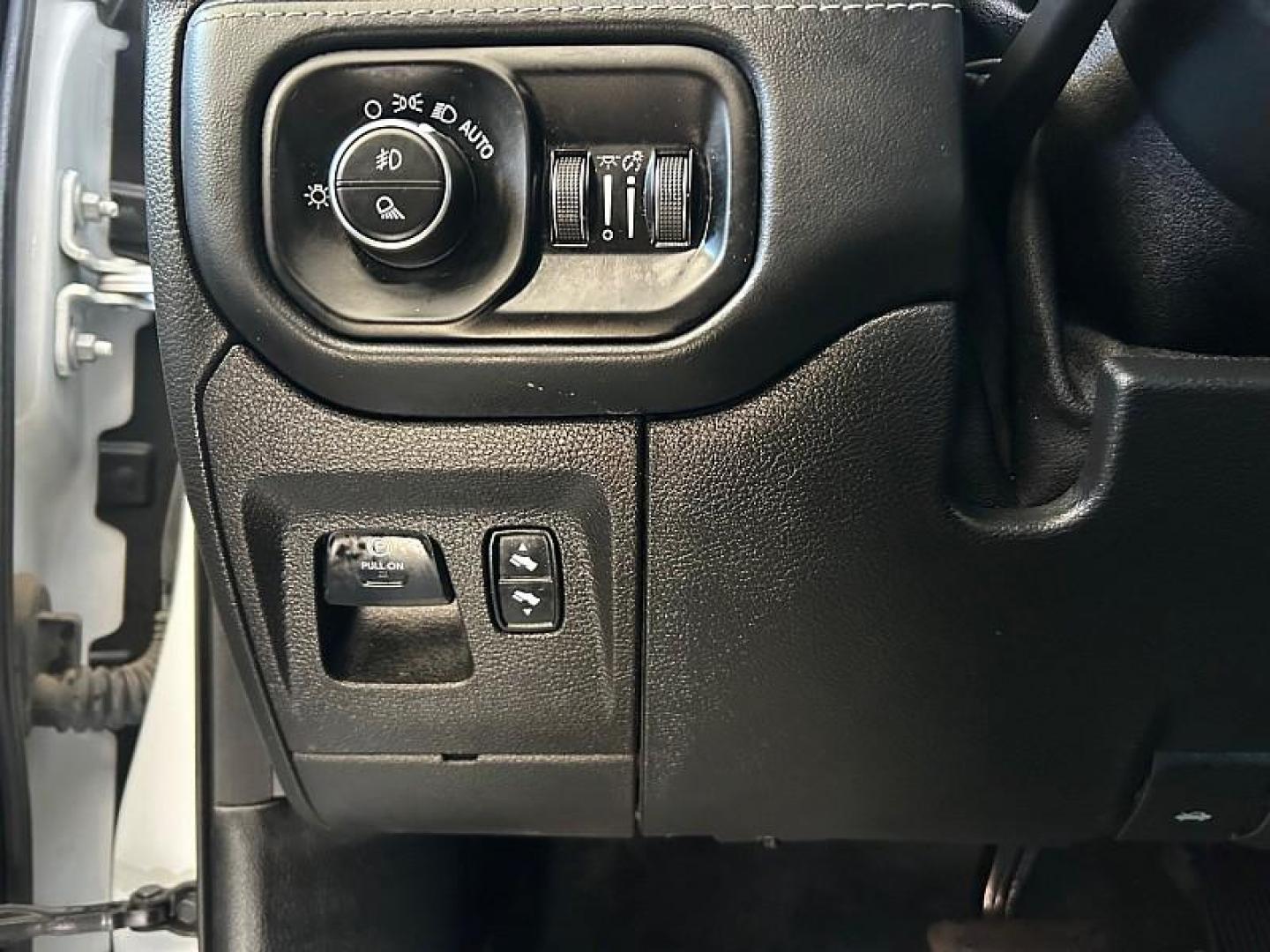 2022 WHITE Ram 1500 4WD (1C6SRFHT1NN) with an V8 HEMI 5.7 Liter engine, Automatic 8-Spd transmission, located at 412 Auto Vista Drive, Palmdale, CA, 93551, (661) 945-0620, 34.592636, -118.136681 - Photo#25