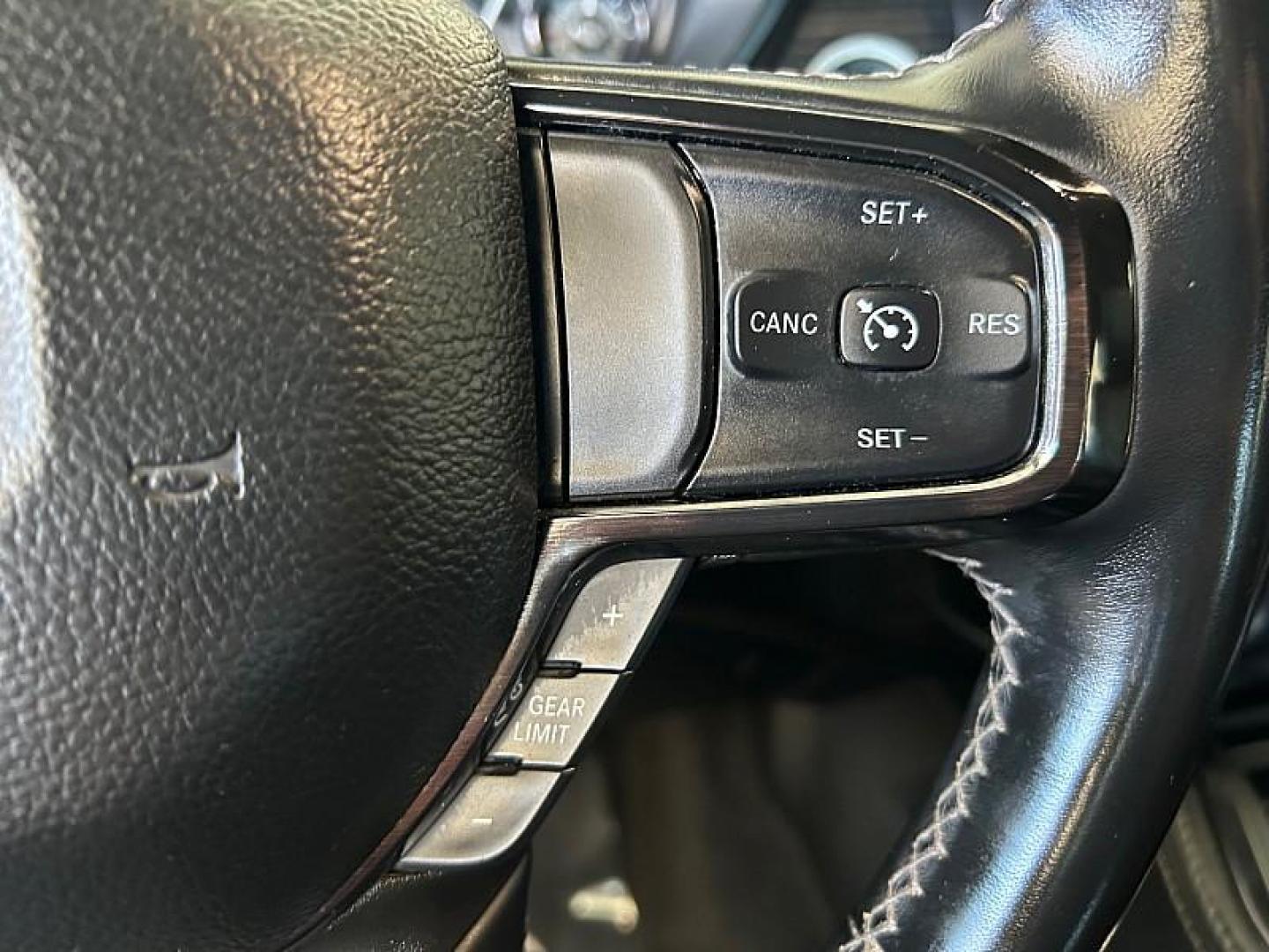 2022 WHITE Ram 1500 4WD (1C6SRFHT1NN) with an V8 HEMI 5.7 Liter engine, Automatic 8-Spd transmission, located at 412 Auto Vista Drive, Palmdale, CA, 93551, (661) 945-0620, 34.592636, -118.136681 - Photo#23