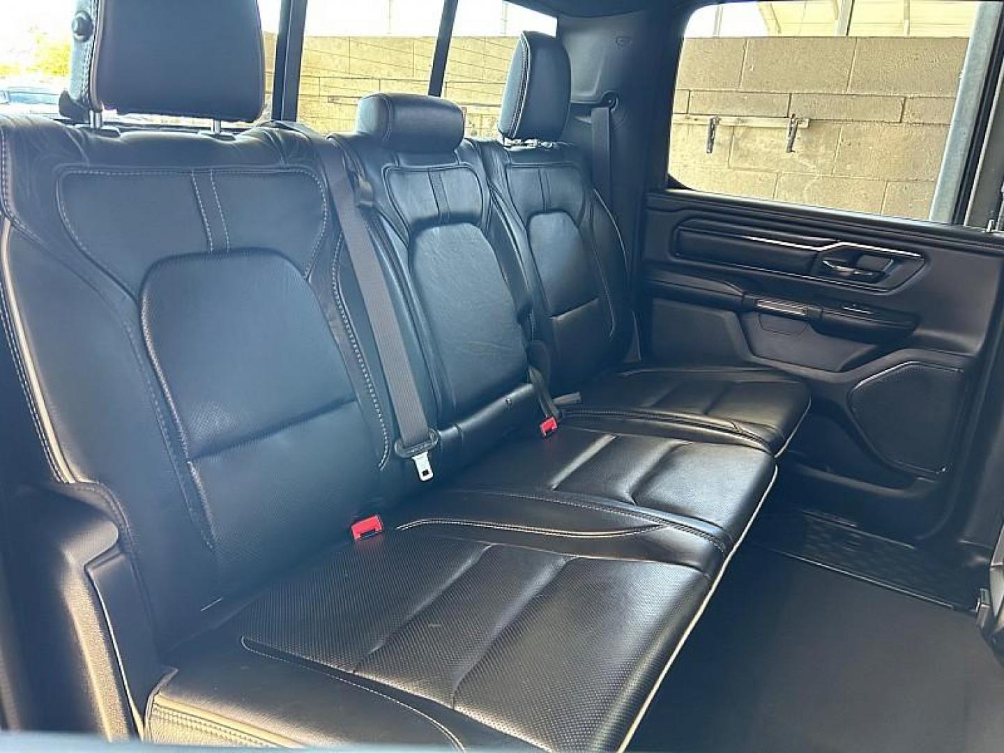 2022 WHITE Ram 1500 4WD (1C6SRFHT1NN) with an V8 HEMI 5.7 Liter engine, Automatic 8-Spd transmission, located at 412 Auto Vista Drive, Palmdale, CA, 93551, (661) 945-0620, 34.592636, -118.136681 - Photo#31