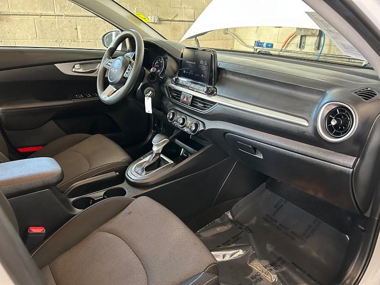 2023 WHITE Kia Forte (3KPF24AD6PE) with an 4-Cyl 2.0 Liter engine, Automatic IVT transmission, located at 412 Auto Vista Drive, Palmdale, CA, 93551, (661) 945-0620, 34.592636, -118.136681 - Photo#7