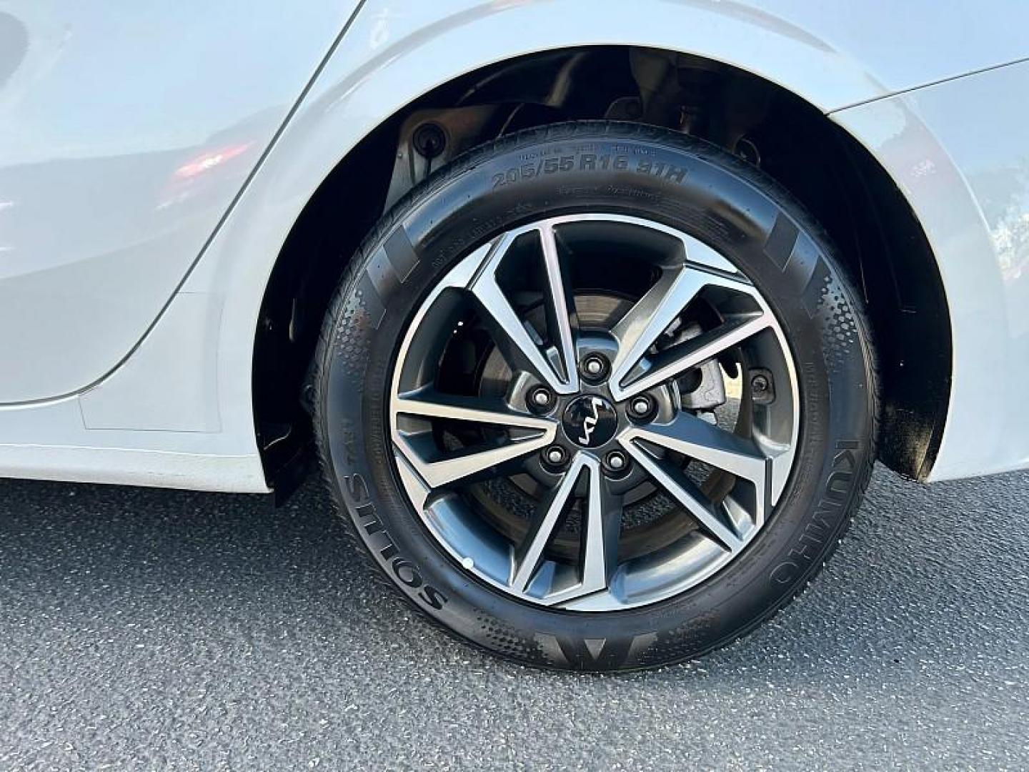 2023 WHITE Kia Forte (3KPF24AD6PE) with an 4-Cyl 2.0 Liter engine, Automatic IVT transmission, located at 412 Auto Vista Drive, Palmdale, CA, 93551, (661) 945-0620, 34.592636, -118.136681 - Photo#17