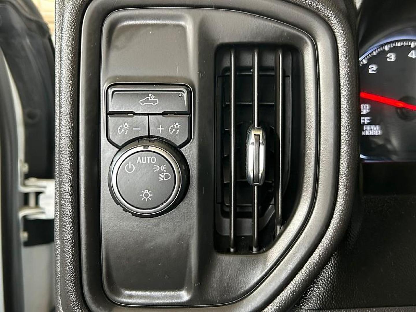 2021 WHITE Chevrolet Silverado 1500 2WD (3GCPWBEK9MG) with an 2.7 Liter engine, Automatic transmission, located at 412 Auto Vista Drive, Palmdale, CA, 93551, (661) 945-0620, 34.592636, -118.136681 - Photo#19