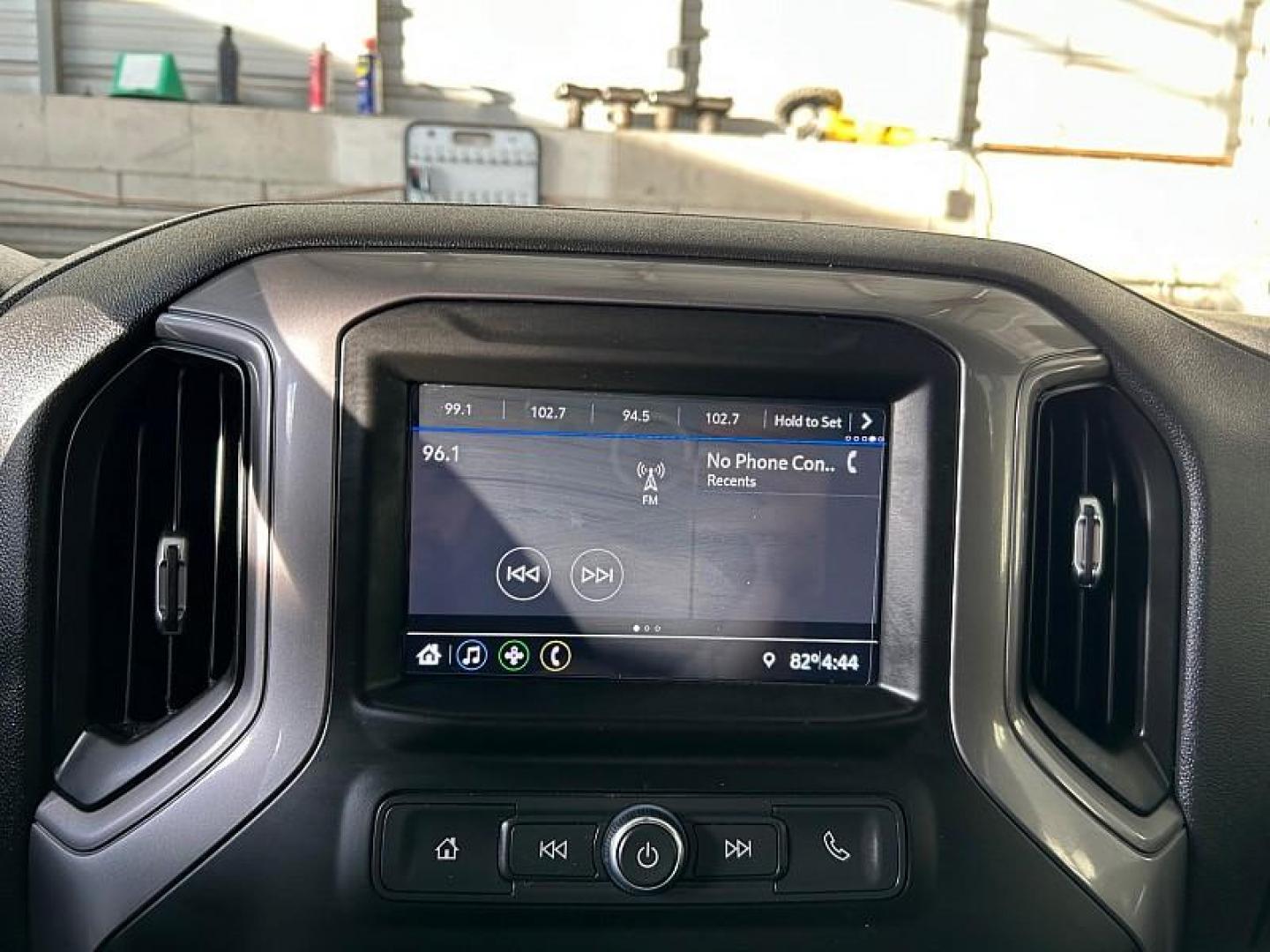 2021 WHITE Chevrolet Silverado 1500 2WD (3GCPWBEK9MG) with an 2.7 Liter engine, Automatic transmission, located at 412 Auto Vista Drive, Palmdale, CA, 93551, (661) 945-0620, 34.592636, -118.136681 - Photo#21