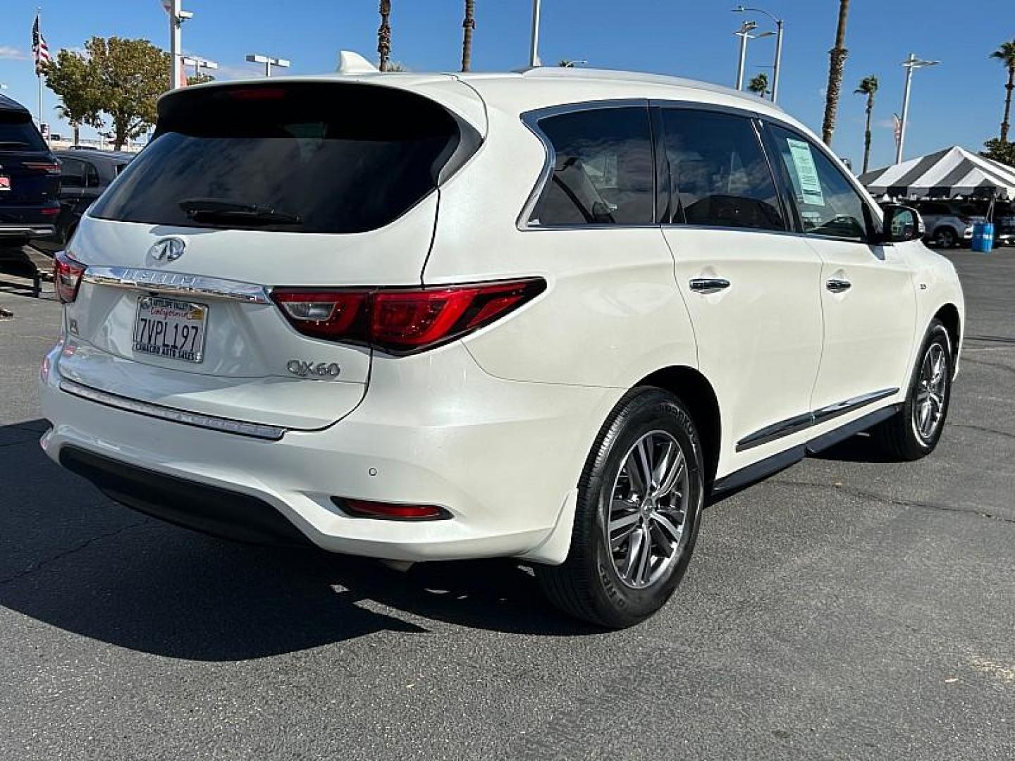2016 WHITE INFINITI QX60 (5N1AL0MN8GC) with an V6 3.5 Liter engine, Auto CVT Manual Spt transmission, located at 412 Auto Vista Drive, Palmdale, CA, 93551, (661) 945-0620, 34.592636, -118.136681 - Photo#2