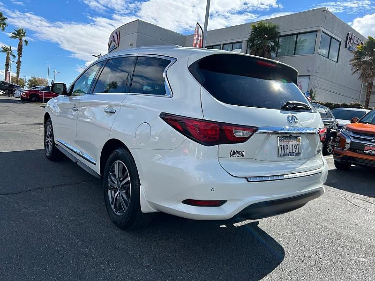 2016 WHITE INFINITI QX60 (5N1AL0MN8GC) with an V6 3.5 Liter engine, Auto CVT Manual Spt transmission, located at 412 Auto Vista Drive, Palmdale, CA, 93551, (661) 945-0620, 34.592636, -118.136681 - Photo#4