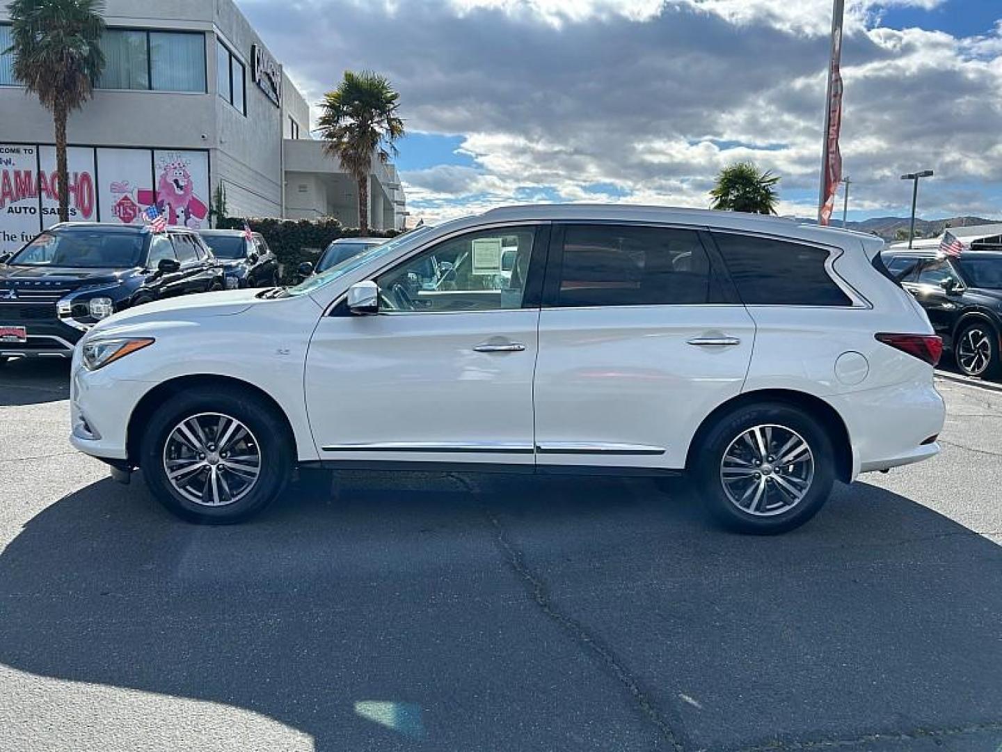 2016 WHITE INFINITI QX60 (5N1AL0MN8GC) with an V6 3.5 Liter engine, Auto CVT Manual Spt transmission, located at 412 Auto Vista Drive, Palmdale, CA, 93551, (661) 945-0620, 34.592636, -118.136681 - Photo#5