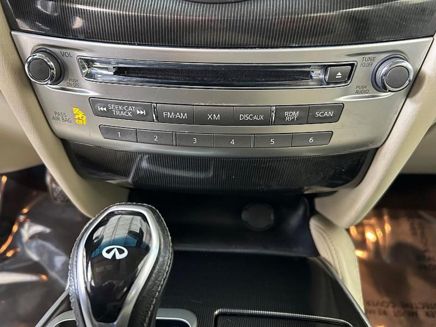 2016 WHITE INFINITI QX60 (5N1AL0MN8GC) with an V6 3.5 Liter engine, Auto CVT Manual Spt transmission, located at 412 Auto Vista Drive, Palmdale, CA, 93551, (661) 945-0620, 34.592636, -118.136681 - Photo#9