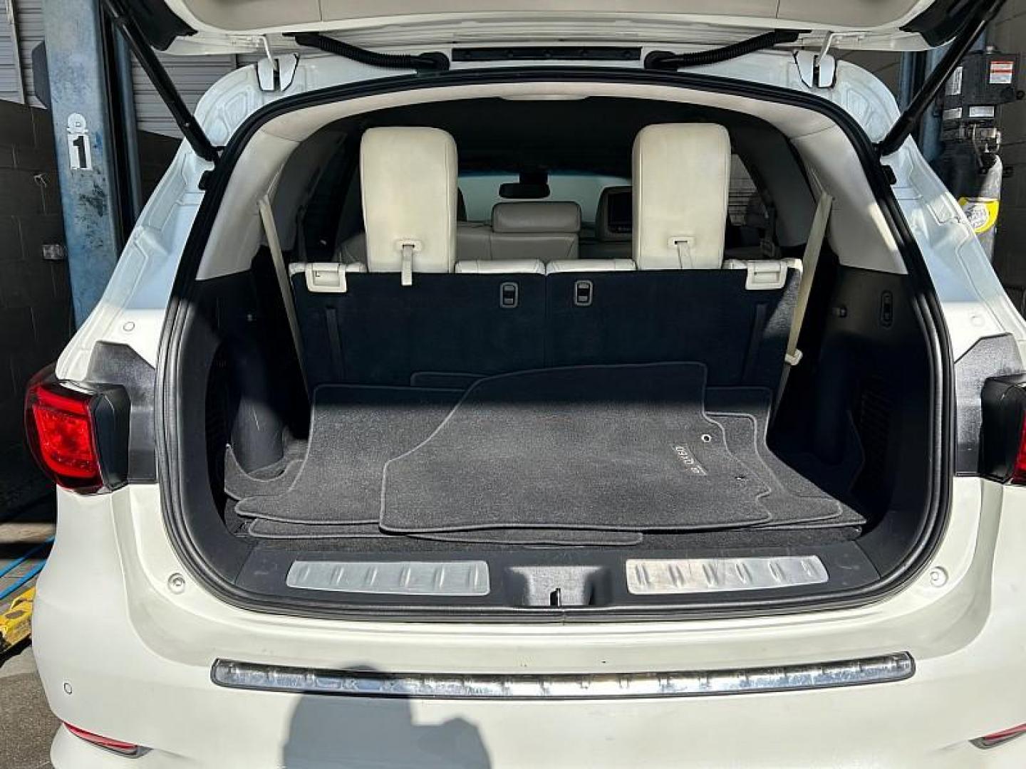 2016 WHITE INFINITI QX60 (5N1AL0MN8GC) with an V6 3.5 Liter engine, Auto CVT Manual Spt transmission, located at 412 Auto Vista Drive, Palmdale, CA, 93551, (661) 945-0620, 34.592636, -118.136681 - Photo#20