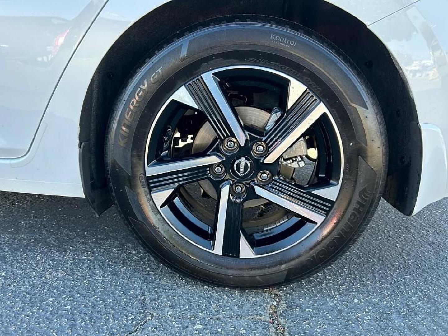 2024 WHITE Nissan Sentra (3N1AB8CVXRY) with an 4-Cyl 2.0 Liter engine, Automatic CVT w/Xtronic transmission, located at 412 Auto Vista Drive, Palmdale, CA, 93551, (661) 945-0620, 34.592636, -118.136681 - Photo#29