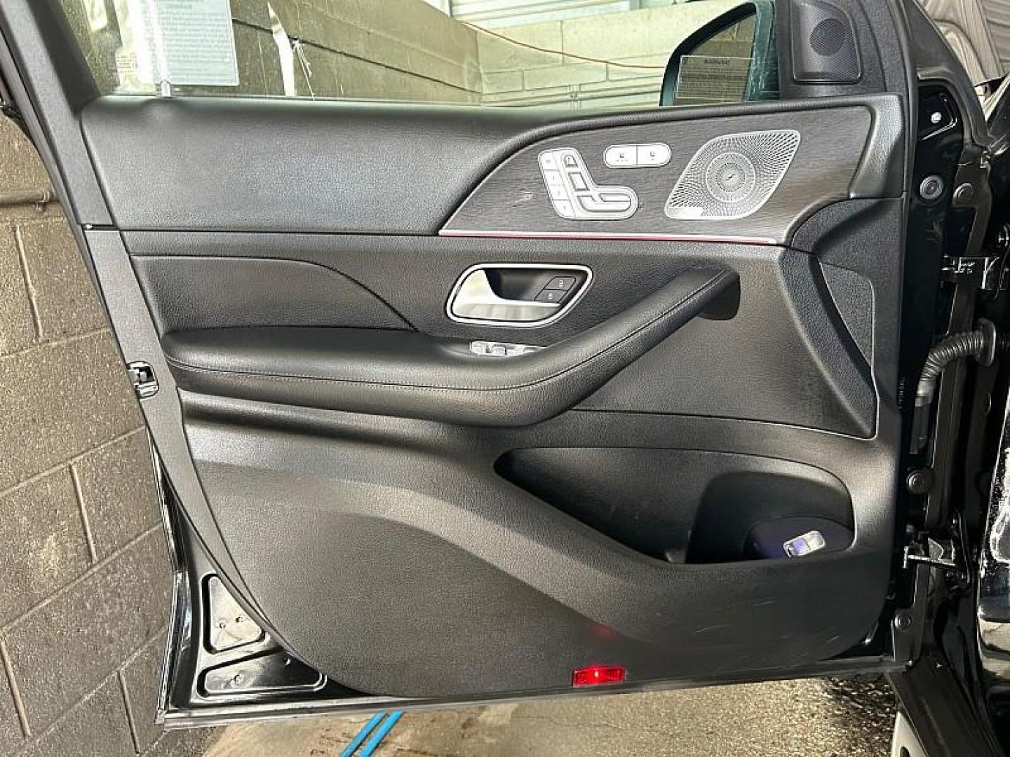 2020 BLACK Mercedes-Benz GLE-Class (4JGFB4JB8LA) with an 4-Cyl Turbo 2.0 Liter engine, Automatic 9-Spd 9G-Tronic transmission, located at 412 Auto Vista Drive, Palmdale, CA, 93551, (661) 945-0620, 34.592636, -118.136681 - Photo#16