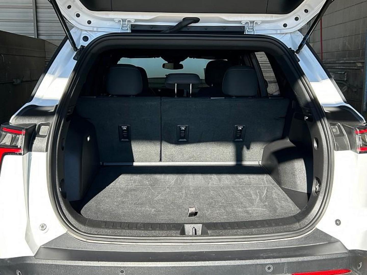 2025 WHITE Chevrolet Equinox (3GNAXHEG8SL) with an 4-Cyl Turbo 1.5 Liter engine, Automatic CVT transmission, located at 412 Auto Vista Drive, Palmdale, CA, 93551, (661) 945-0620, 34.592636, -118.136681 - Photo#27