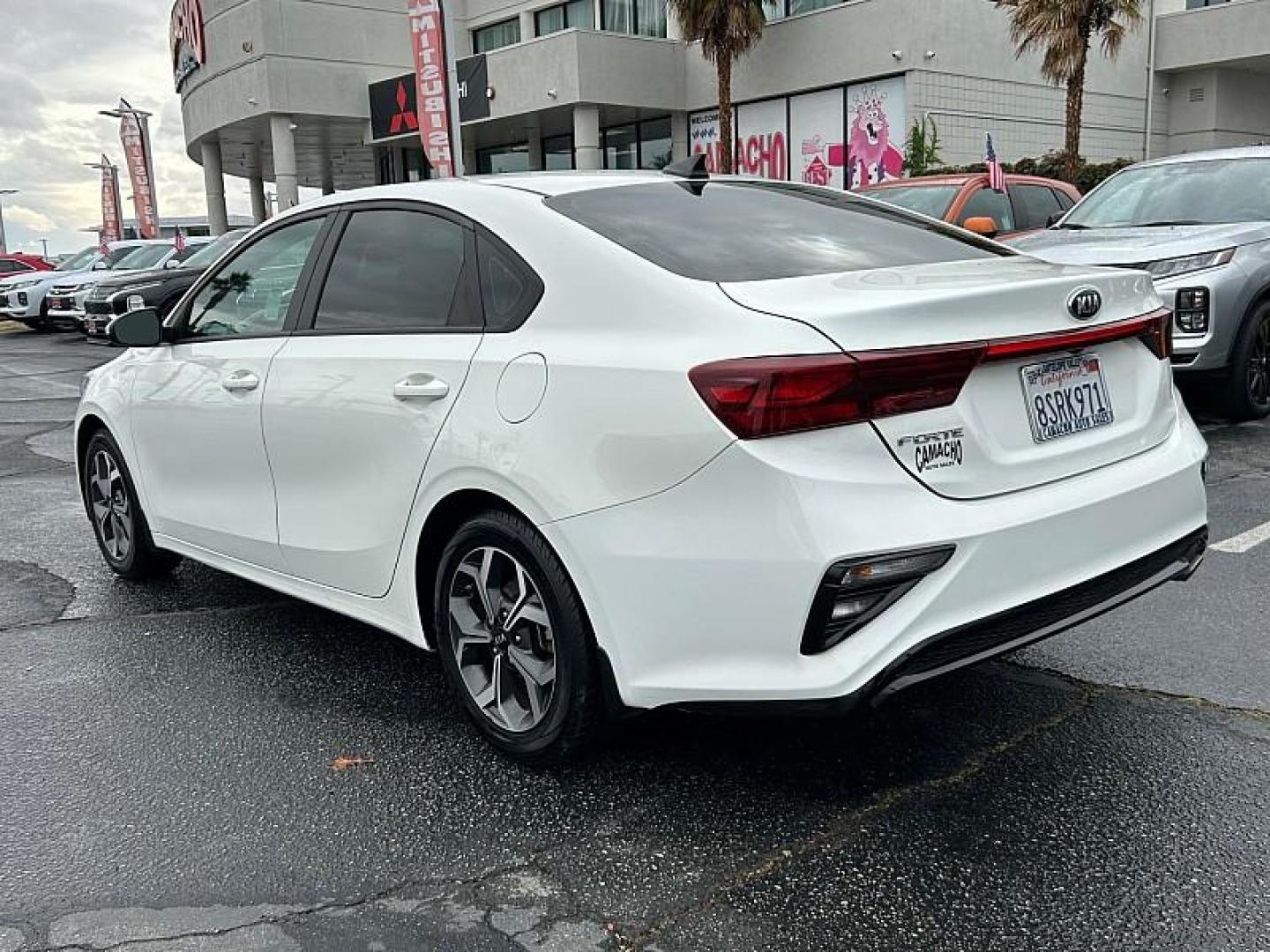 2021 WHITE Kia Forte (3KPF24AD1ME) with an 4-Cyl 2.0 Liter engine, Automatic IVT transmission, located at 412 Auto Vista Drive, Palmdale, CA, 93551, (661) 945-0620, 34.592636, -118.136681 - Photo#4