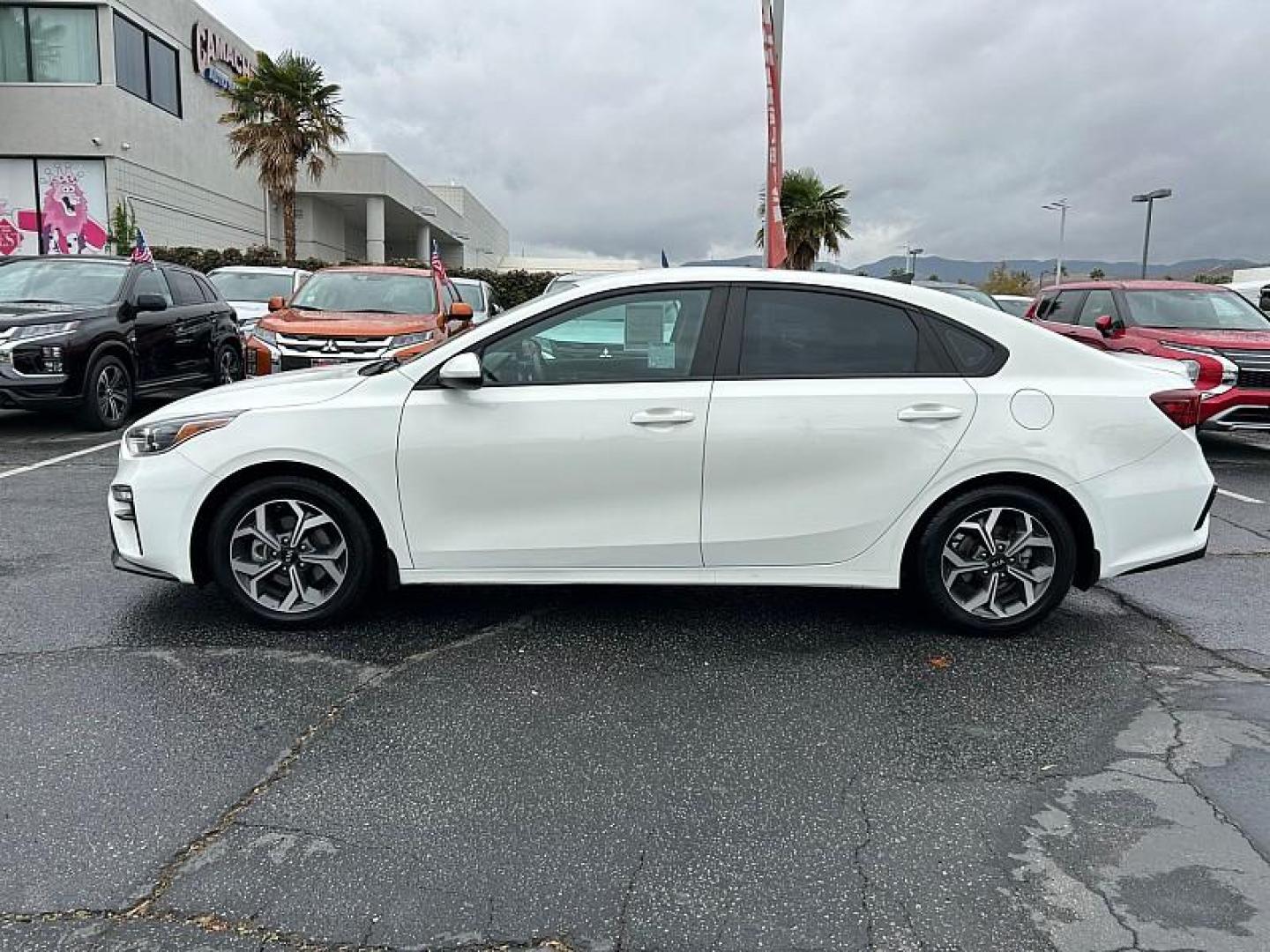 2021 WHITE Kia Forte (3KPF24AD1ME) with an 4-Cyl 2.0 Liter engine, Automatic IVT transmission, located at 412 Auto Vista Drive, Palmdale, CA, 93551, (661) 945-0620, 34.592636, -118.136681 - Photo#5