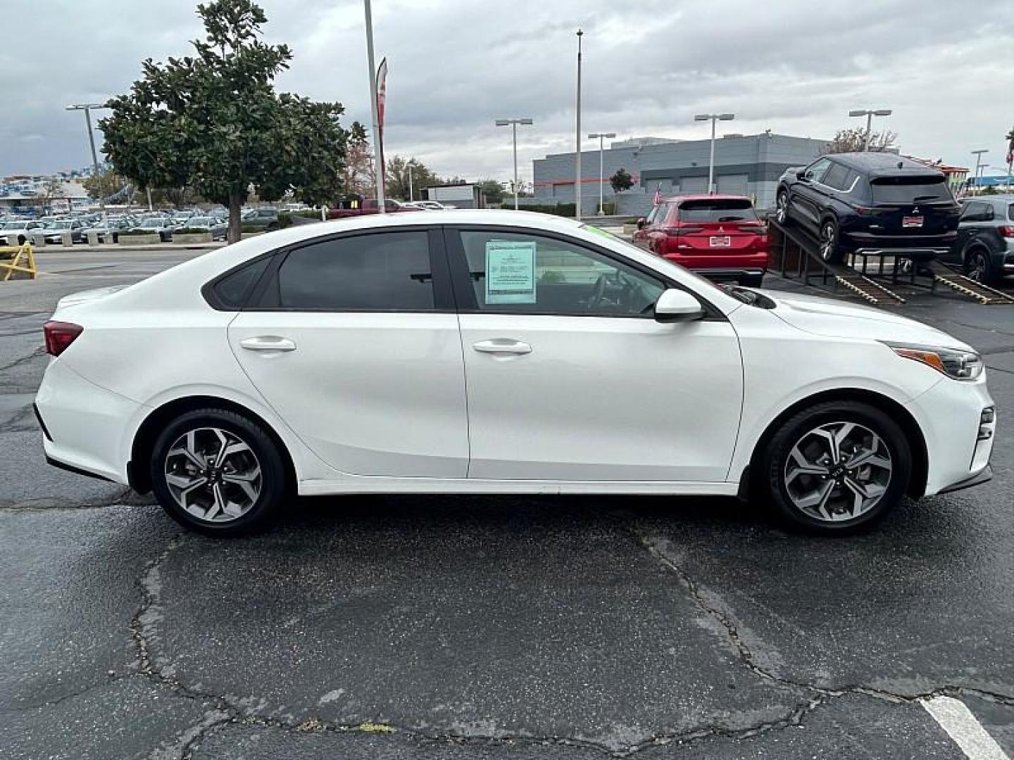 2021 WHITE Kia Forte (3KPF24AD1ME) with an 4-Cyl 2.0 Liter engine, Automatic IVT transmission, located at 412 Auto Vista Drive, Palmdale, CA, 93551, (661) 945-0620, 34.592636, -118.136681 - Photo#7
