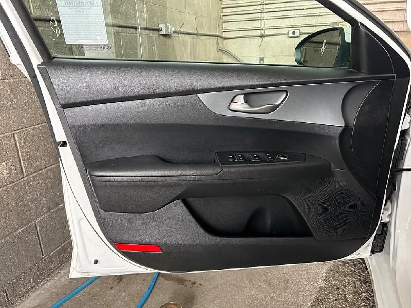 2021 WHITE Kia Forte (3KPF24AD1ME) with an 4-Cyl 2.0 Liter engine, Automatic IVT transmission, located at 412 Auto Vista Drive, Palmdale, CA, 93551, (661) 945-0620, 34.592636, -118.136681 - Photo#8