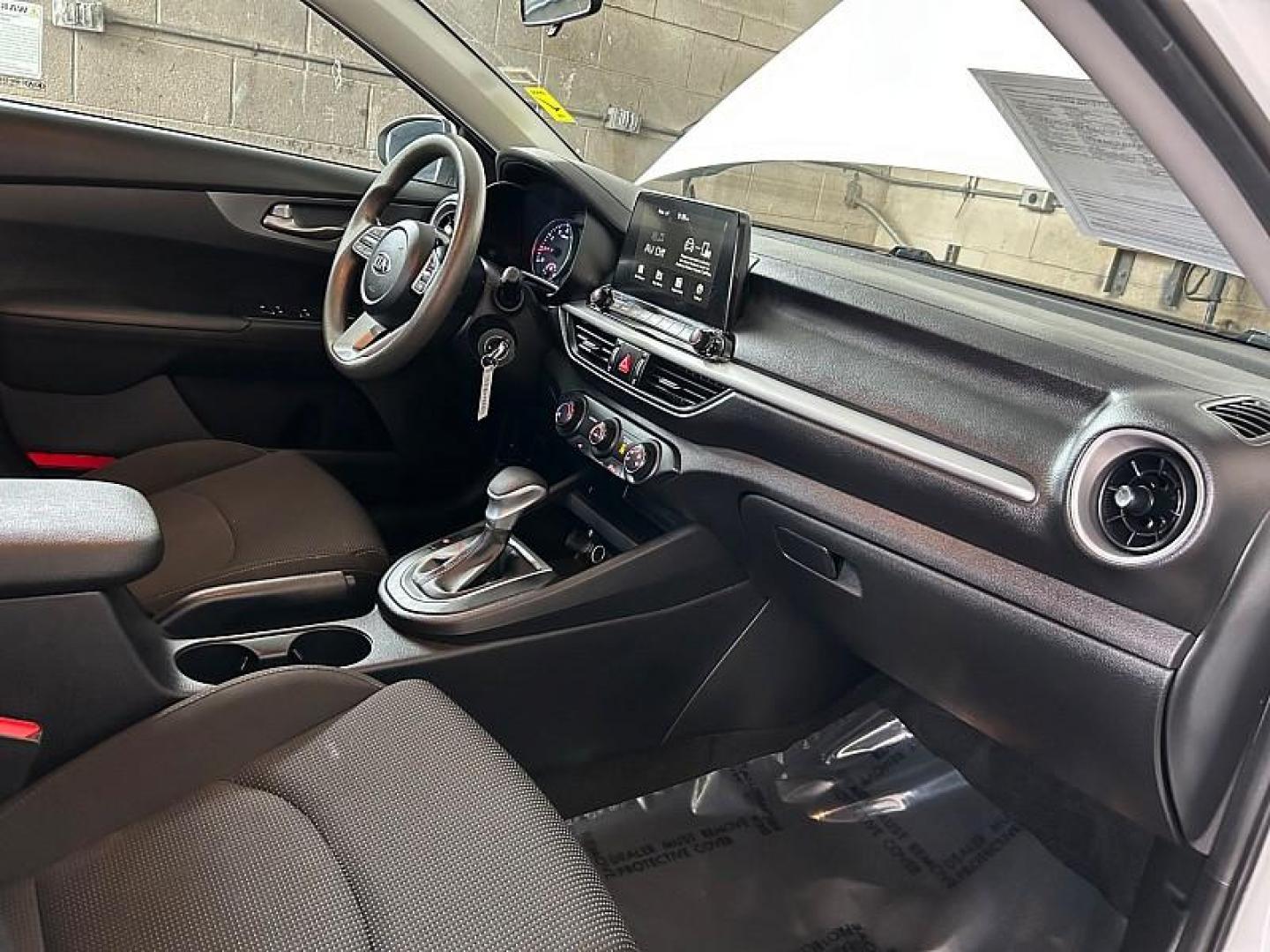 2021 WHITE Kia Forte (3KPF24AD1ME) with an 4-Cyl 2.0 Liter engine, Automatic IVT transmission, located at 412 Auto Vista Drive, Palmdale, CA, 93551, (661) 945-0620, 34.592636, -118.136681 - Photo#16