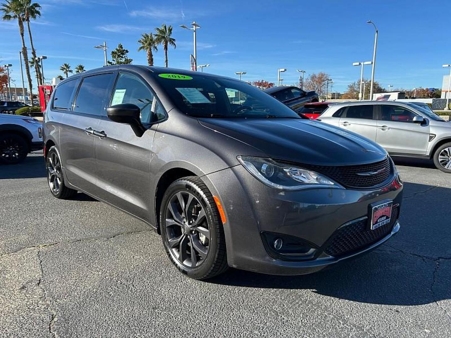 2019 /GRAY Chrysler Pacifica (2C4RC1FG4KR) with an V6 3.6 Liter engine, Automatic 9-Spd transmission, located at 412 Auto Vista Drive, Palmdale, CA, 93551, (661) 945-0620, 34.592636, -118.136681 - Photo#1