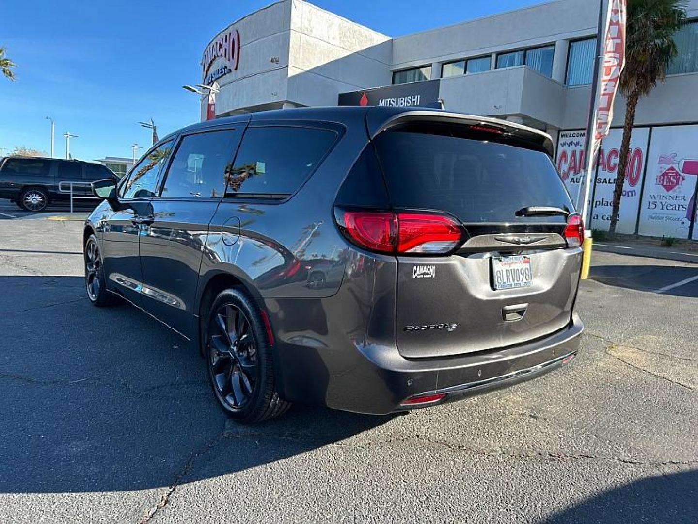 2019 /GRAY Chrysler Pacifica (2C4RC1FG4KR) with an V6 3.6 Liter engine, Automatic 9-Spd transmission, located at 412 Auto Vista Drive, Palmdale, CA, 93551, (661) 945-0620, 34.592636, -118.136681 - Photo#3