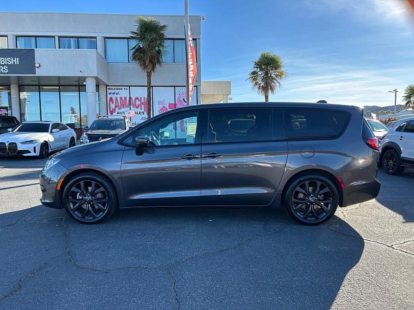 2019 /GRAY Chrysler Pacifica (2C4RC1FG4KR) with an V6 3.6 Liter engine, Automatic 9-Spd transmission, located at 412 Auto Vista Drive, Palmdale, CA, 93551, (661) 945-0620, 34.592636, -118.136681 - Photo#4