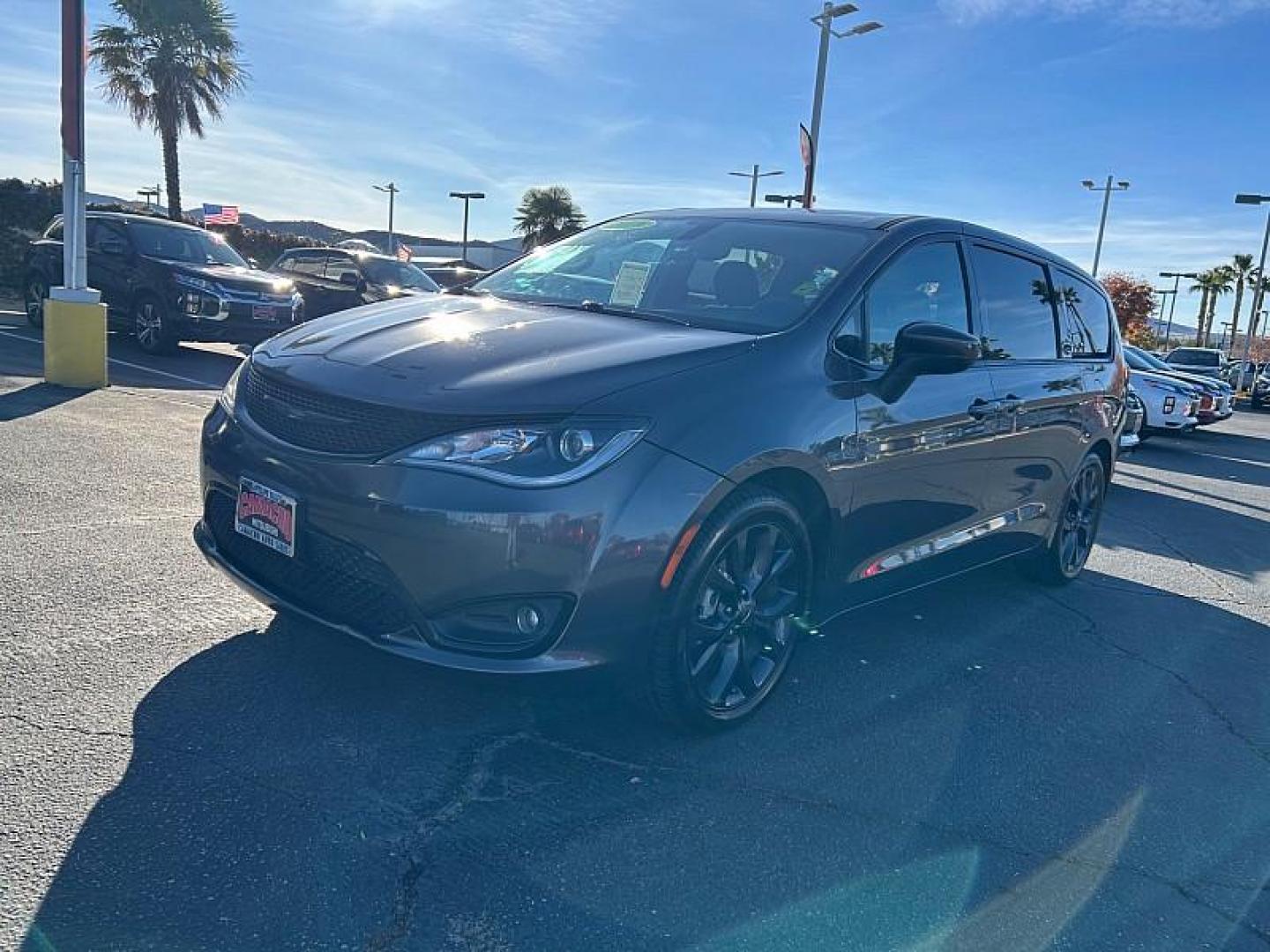 2019 /GRAY Chrysler Pacifica (2C4RC1FG4KR) with an V6 3.6 Liter engine, Automatic 9-Spd transmission, located at 412 Auto Vista Drive, Palmdale, CA, 93551, (661) 945-0620, 34.592636, -118.136681 - Photo#5