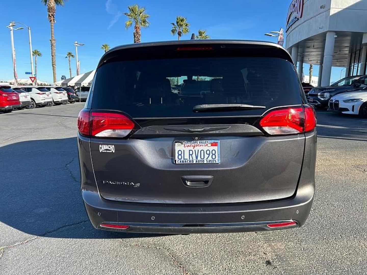 2019 /GRAY Chrysler Pacifica (2C4RC1FG4KR) with an V6 3.6 Liter engine, Automatic 9-Spd transmission, located at 412 Auto Vista Drive, Palmdale, CA, 93551, (661) 945-0620, 34.592636, -118.136681 - Photo#6