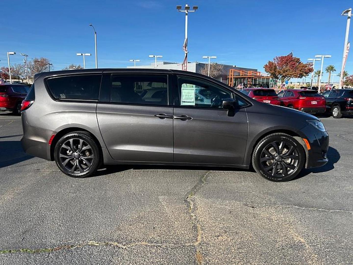 2019 /GRAY Chrysler Pacifica (2C4RC1FG4KR) with an V6 3.6 Liter engine, Automatic 9-Spd transmission, located at 412 Auto Vista Drive, Palmdale, CA, 93551, (661) 945-0620, 34.592636, -118.136681 - Photo#8