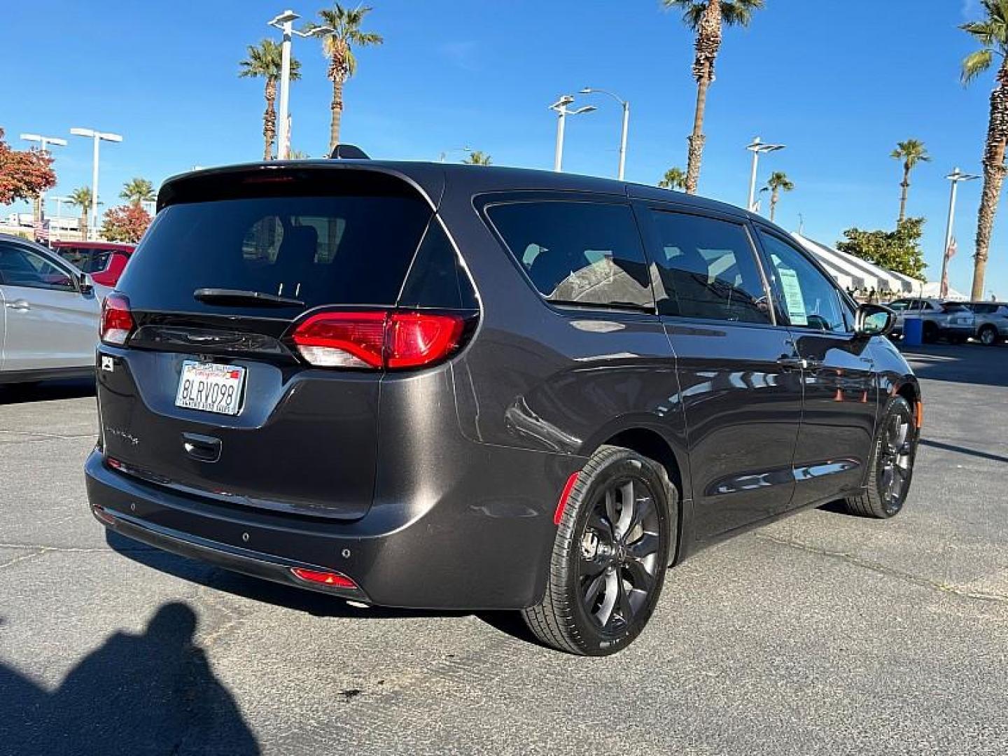 2019 /GRAY Chrysler Pacifica (2C4RC1FG4KR) with an V6 3.6 Liter engine, Automatic 9-Spd transmission, located at 412 Auto Vista Drive, Palmdale, CA, 93551, (661) 945-0620, 34.592636, -118.136681 - Photo#9