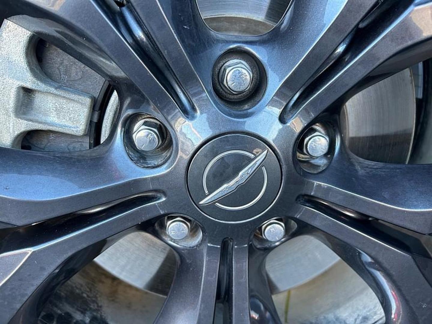 2019 /GRAY Chrysler Pacifica (2C4RC1FG4KR) with an V6 3.6 Liter engine, Automatic 9-Spd transmission, located at 412 Auto Vista Drive, Palmdale, CA, 93551, (661) 945-0620, 34.592636, -118.136681 - Photo#10