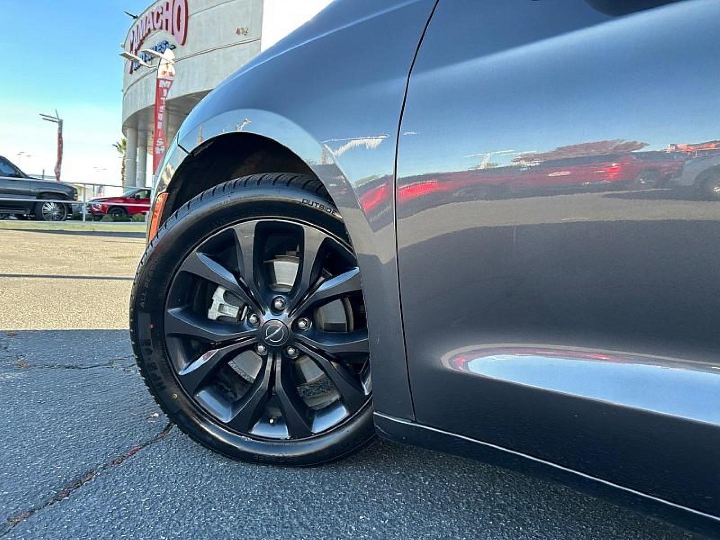 2019 /GRAY Chrysler Pacifica (2C4RC1FG4KR) with an V6 3.6 Liter engine, Automatic 9-Spd transmission, located at 412 Auto Vista Drive, Palmdale, CA, 93551, (661) 945-0620, 34.592636, -118.136681 - Photo#11