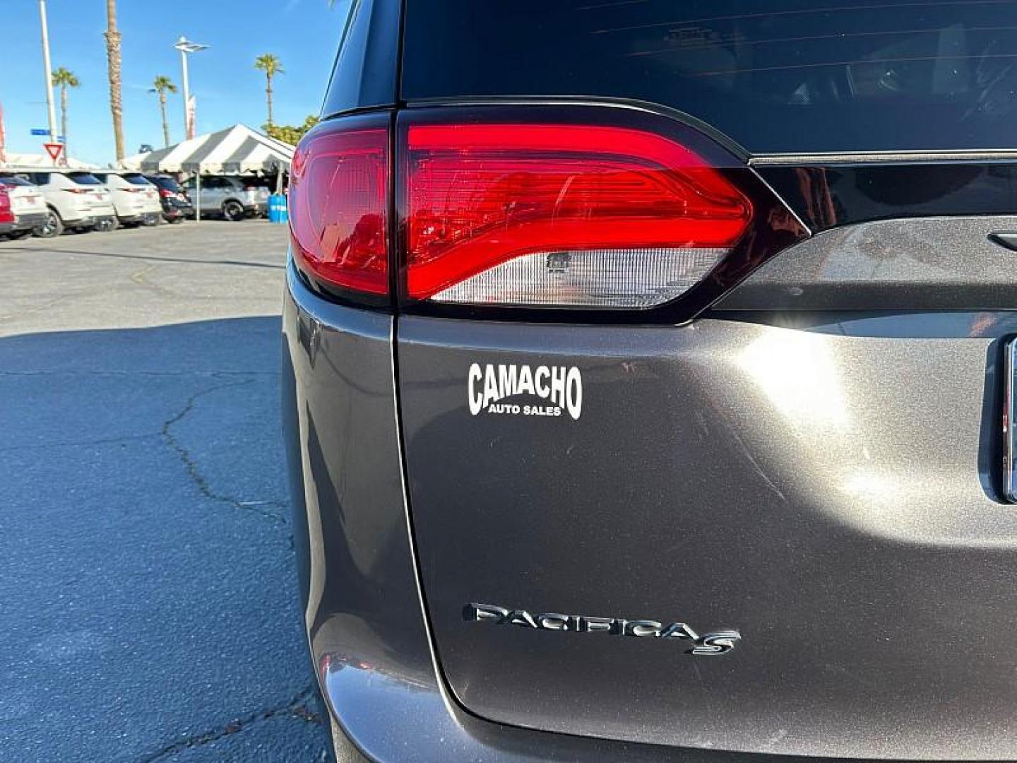 2019 /GRAY Chrysler Pacifica (2C4RC1FG4KR) with an V6 3.6 Liter engine, Automatic 9-Spd transmission, located at 412 Auto Vista Drive, Palmdale, CA, 93551, (661) 945-0620, 34.592636, -118.136681 - Photo#17