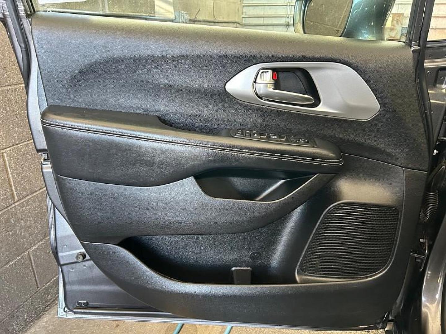 2019 /GRAY Chrysler Pacifica (2C4RC1FG4KR) with an V6 3.6 Liter engine, Automatic 9-Spd transmission, located at 412 Auto Vista Drive, Palmdale, CA, 93551, (661) 945-0620, 34.592636, -118.136681 - Photo#18